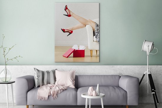 Canvas Schilderij Vrouw draagt rode schoenen met hoge hakken - 90x120 cm - Wanddecoratie
