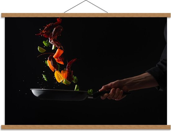 Schoolplaat – Chef-kok in Actie op Zwarte Achtergrond - 90x60cm Foto op Textielposter (Wanddecoratie op Schoolplaat)