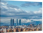Industriële skyline van Madrid voor besneeuwde bergen - Foto op Canvas - 150 x 100 cm