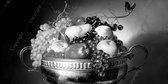 JJ-Art – Canvas | Stilleven met fruit op zilveren schaal in zwart wit Fine Art - woonkamer | druiven, kersen, peer, appel, aardbei, modern | Foto-Schilderij print op Canvas (canvas wanddecora