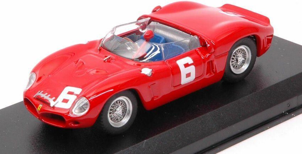 De 1:43 Diecast Modelcar van de Ferrari 246SP Dino Spider #6 Winnaar van Brands Hatch in 1962. De bestuurder was M. Parkes. De fabrikant van het schaalmodel is Art-Model. Dit model is alleen online verkrijgbaar