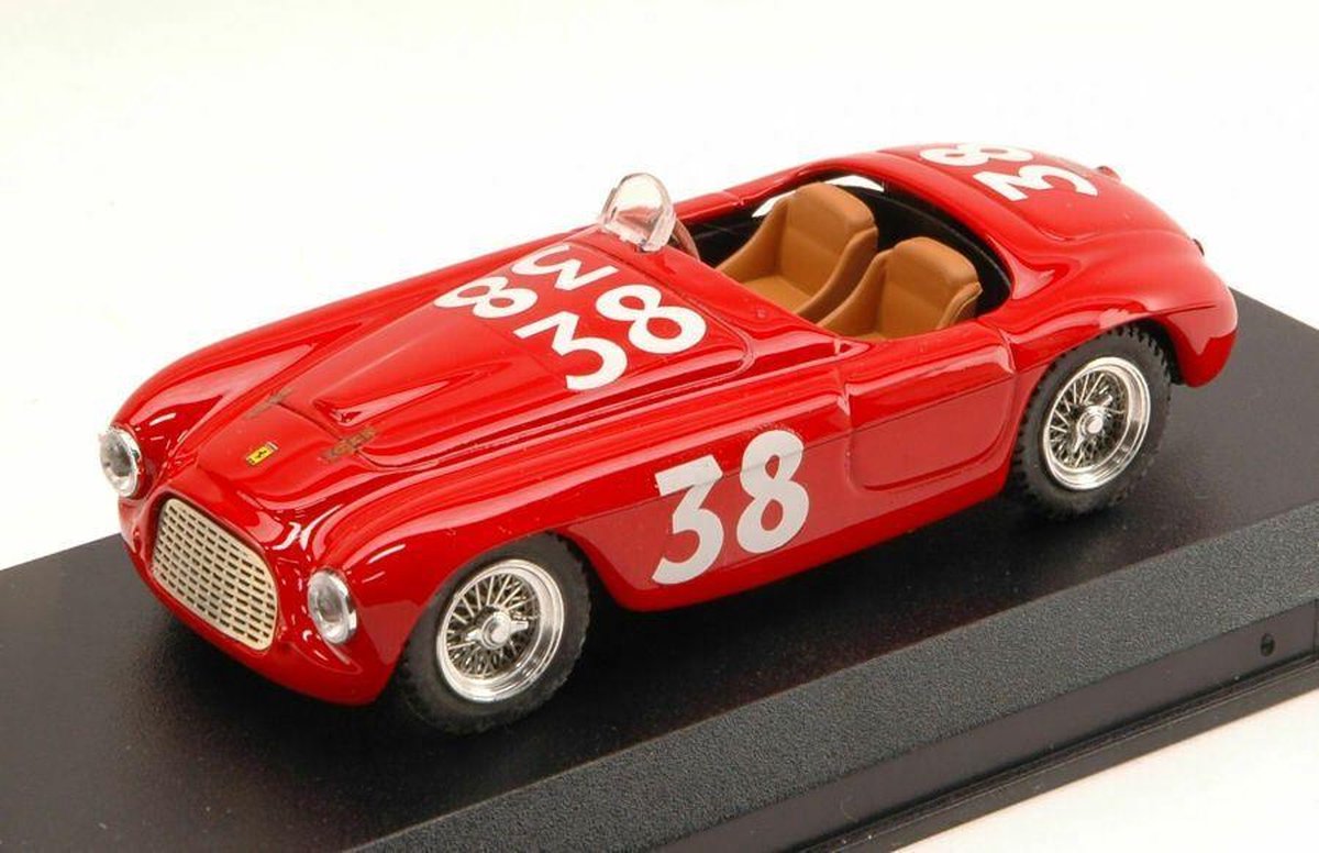 De 1:43 Diecast Modelcar van de Ferrari 166MM Spider #38 Winnaar van Silverstone in 1950. De coureur was A. Ascari. De fabrikant van het schaalmodel is Art-Model. Dit model is alleen online verkrijgbaar