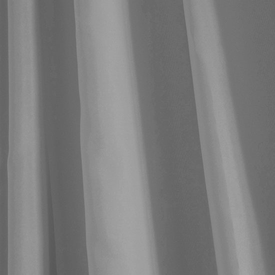Image détaillée de la texture d'un rideau de douche gris avec des plis.