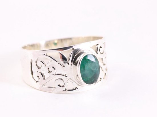 Opengewerkte zilveren ring met smaragd - maat 16.5