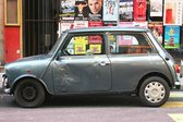 Dibond - Auto - Oldtimer Mini Cooper in Rood / zwart / wit / grijs - 50 x 75 cm.