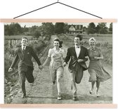 Posterhanger incl. Poster 60x45 cm - Schoolplaat - Vintage portret van twee koppels op het platteland in zwart-wit - Textielposter - Blanke latten