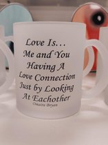 Omaira Bryan - Mok - Frosted - Mat wit - Love Is - Theemok - Koffiemok - Love - Relatie - Valentijn - Liefde - Verjaardag - Romantisch - Verloving - 300ml