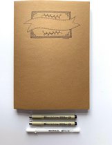 Oefenblok A4 handlettering met wit, recycled bruin en zwart papier en karton + 2 Sakura micron fineliners en een witte gellyrol pen – startset handlettering