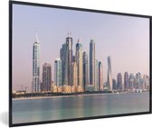 Fotolijst incl. Poster - De skyline van de wolkenkrabbers die in Dubai aan zee liggen - 120x80 cm - Posterlijst