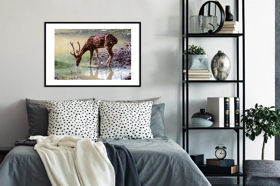 Photo dans le cadre - Boire le cerf d'un ruisseau de forêt cadre photo noir avec passe-partout blanc 60x90 90x60 cm - Affiche dans le cadre (Décoration murale salon / chambre)