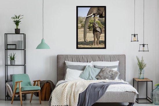 Cadre photo avec affiche - Bébé éléphant communique avec sa mère - 60x90 cm - Cadre pour affiche