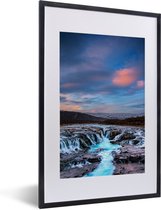 Fotolijst incl. Poster - Gloeiende wolken boven de waterval bij de Geysir in Europa - 40x60 cm - Posterlijst