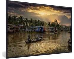 Fotolijst incl. Poster - Boot in de Thu Bon-rivier bij Hoi An in Vietnam - 60x40 cm - Posterlijst