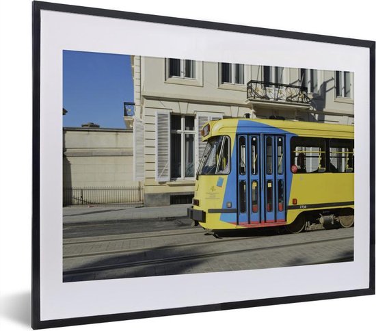 Fotolijst incl. Poster - Een gele met blauwe tram rijdt door de straten van Brussel - 40x30 cm - Posterlijst