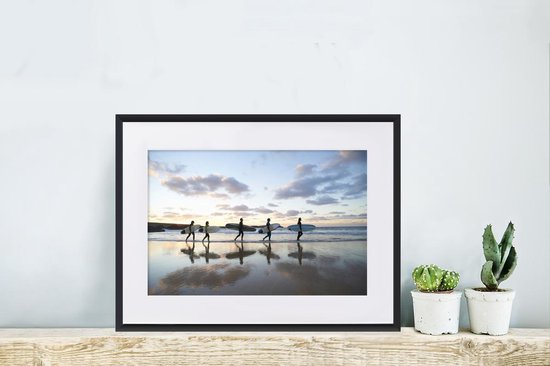 Affiche avec cadre Surfeurs le long de la plage - 40x30 cm