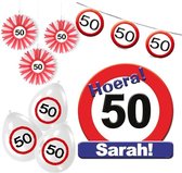 Feest pakket versiering SARAH 50 jaar verkeersbord – 4 delig