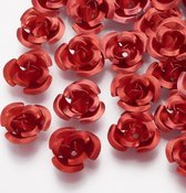 Aluminium kralen, rode rozen, 12x6mm. Verkocht per verpakking van ca. 30 gram = ca. 320 stuks.