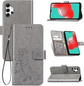 Voor Samsung Galaxy A32 4G Vierbladige Sluiting Reliëf Gesp Mobiele Telefoon Bescherming Lederen Case met Lanyard & Kaartsleuf & Portemonnee & Beugel Functie (Grijs)