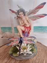Figurine Elf avec une libellule sur une plume de Veronese Queen Magic par Jody Bergsma 18x16x11 cm
