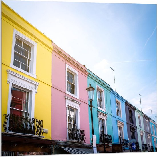 Dibond - Geel/Blauwe/Roze Rijtjeshuizen - Foto op Aluminium (Wanddecoratie van metaal)