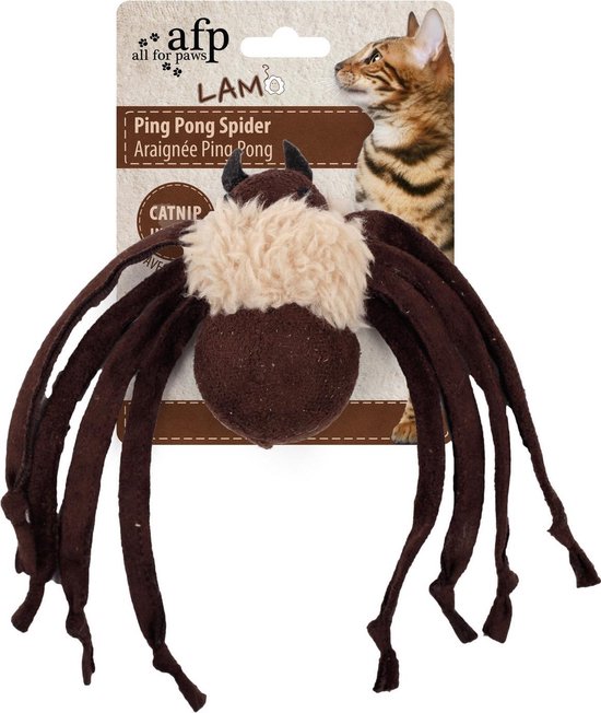 Bruine speelgoedspin met lange, donkere poten en beige vacht om de nek, op verpakking met kat.
