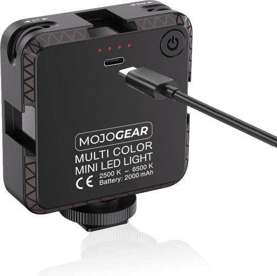 Zwart MOJOGEAR mini LED lampje met de tekst 'MULTI COLOR MINI LED LIGHT', wordt opgeladen.