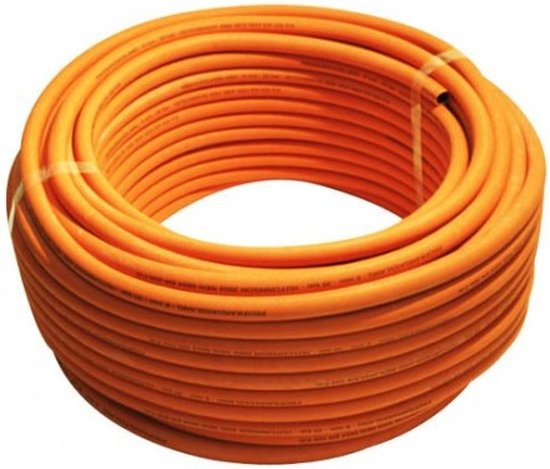Een opgerolde oranje gasslang van 50 meter met een inwendige diameter van 8mm.