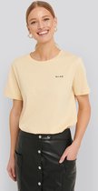 NA-KD Basic Logo Vrouwen T-shirt - Light Yellow - Maat S