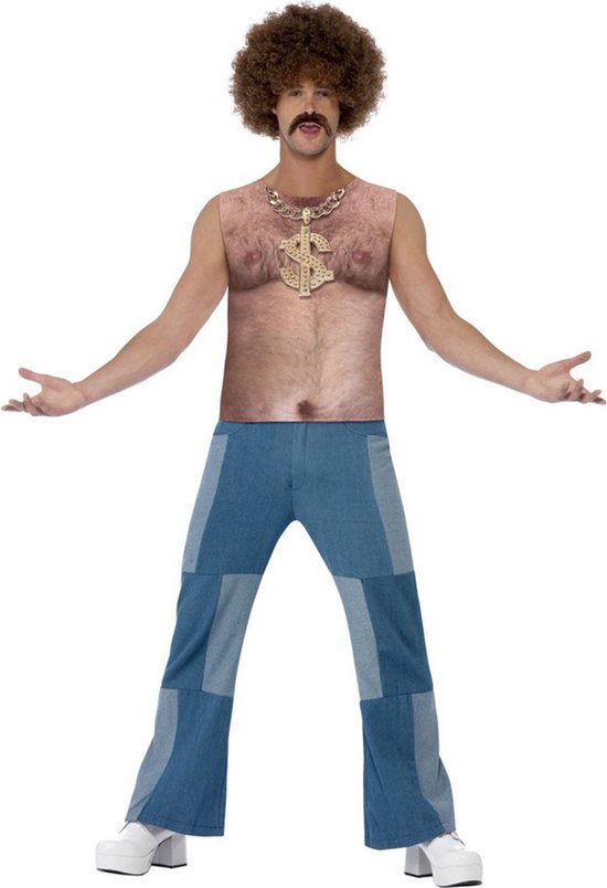 Man met afro-kapsel, snor, gouden ketting met dollarteken en harige borstprint, draagt een denim-look broek met patchwork.