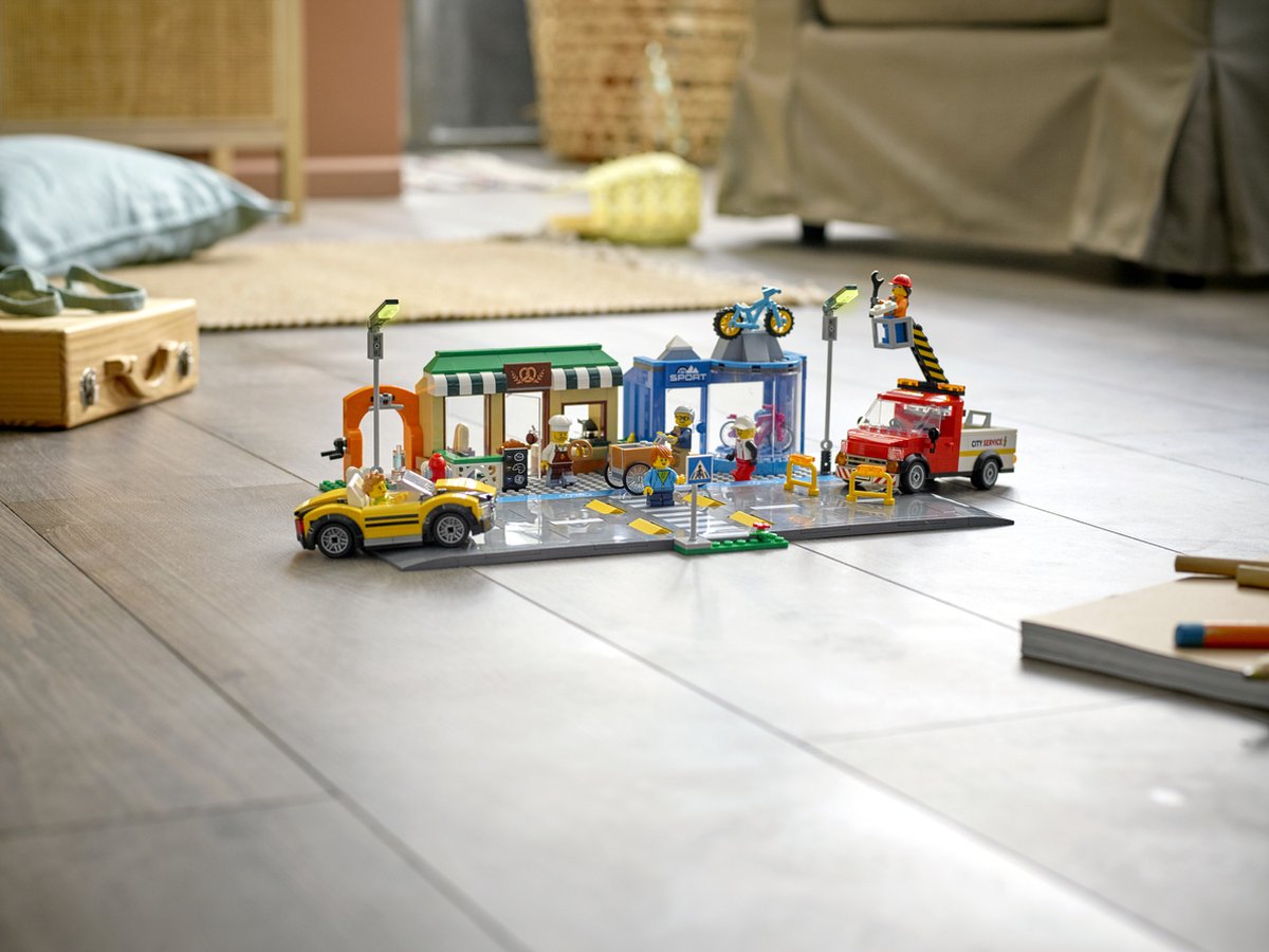 LEGO® City Winkelstraat 60306 bouwset; bevat LEGO wegplaten, een fietsenwinkel, bakkerij en park met fitnesstoestellen, plus een bakfiets, servicetruck, sportauto en 6 minifiguren (533 onderdelen) — cadeau in Spellen & Speelgoed - foto 6