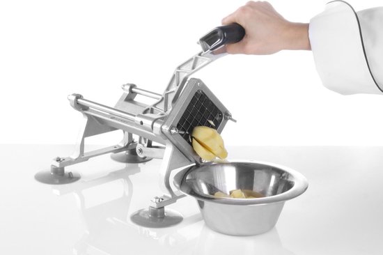 Grijze en zilverkleurige frietsnijder met handvat, gezien vanuit de zijkant.
