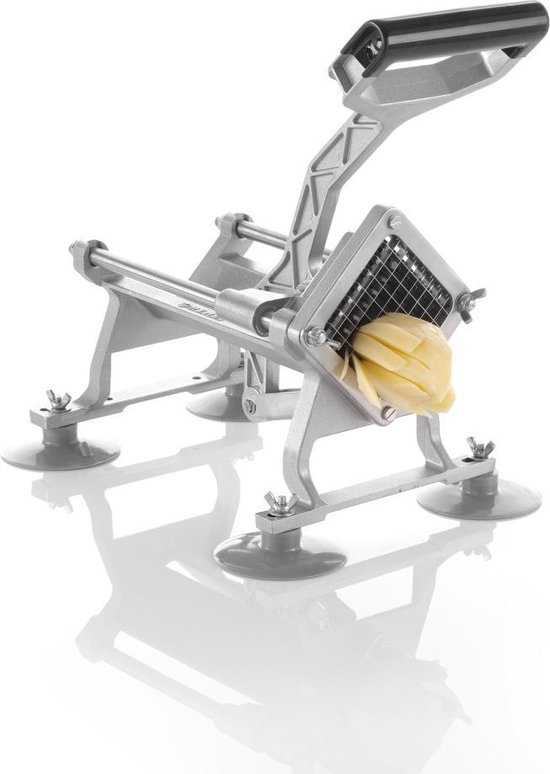 Zilverkleurige frietsnijder met handvat en zuignappen, met een aardappel erin.