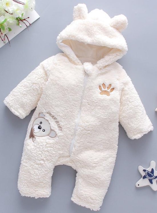 Crème teddy pakje met berenmuts en applicatie van een beer met tekst 'Dear Baby' en pootafdruk.