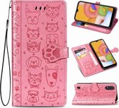 Voor Galaxy A01 schattige kat en hond reliëf horizontale flip lederen tas met beugel / kaartsleuf / portemonnee / lanyard (roze)