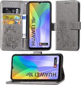 Voor Huawei Y6P vierbladige gesp reliëf gesp mobiele telefoon bescherming lederen tas met lanyard & kaartsleuf & portemonnee & beugel functie (grijs)
