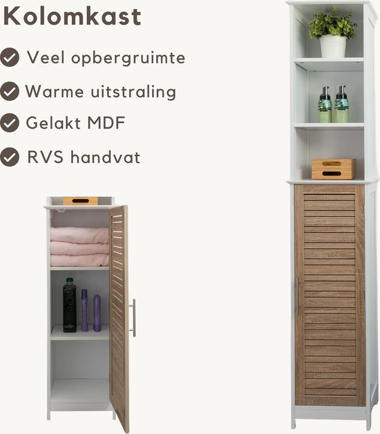 Hoge smalle badkamerkast met een houten deur en een witte bovenkant. Bovenin open planken met decoratie, onderin een dichte houten deur.