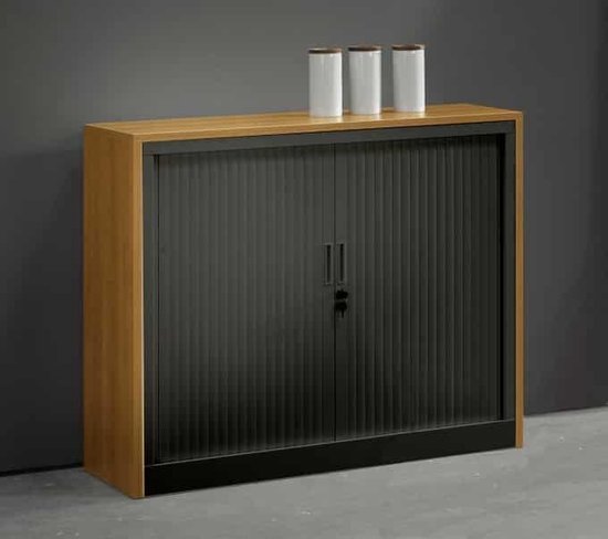 Houten archiefkast met zwarte roldeur en twee handgrepen met slot.