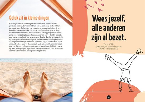 Voeten op een strand met de zee op de achtergrond, naast tekst over geluksmomenten.