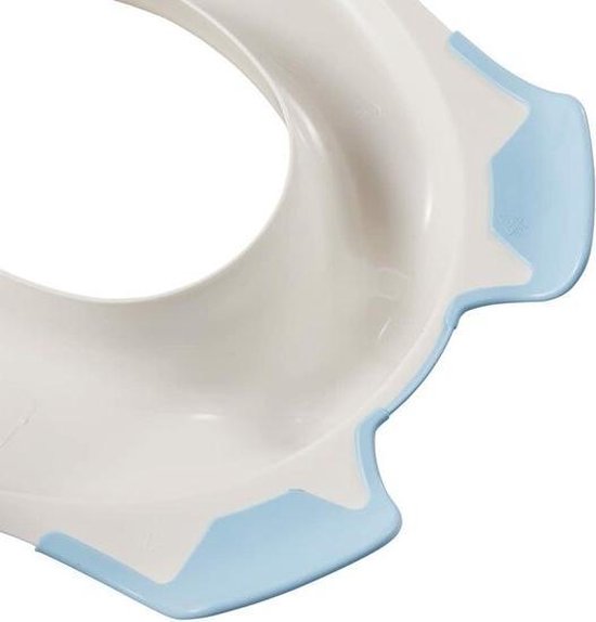 Witte wc-verkleiner met lichtblauwe, gekartelde rand en gripstukken aan de zijkanten.