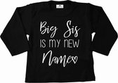 T-Shirt voor een grote zus-Bekendmaking zwangerschap-big sis is my new name-zwart-wit-Maat 110/116