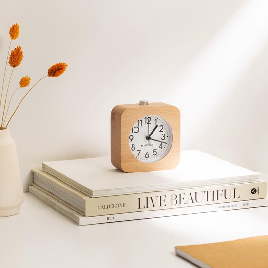 Réveil Analogique En Bois Vintage Navaris – Design Rétro Élégant Avec Alarme, Snooze Et Lumière, Cadran Doré Sur Bois Foncé