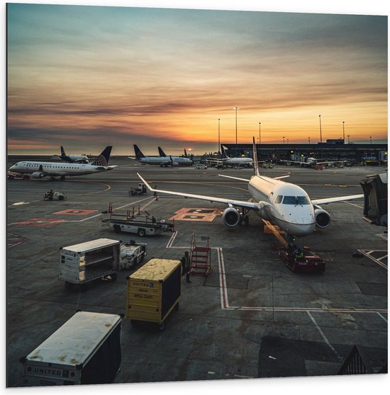 Dibond - Vliegtuigen geparkeerd op Vliegveld - 100x100cm Foto op Aluminium (Wanddecoratie van metaal)