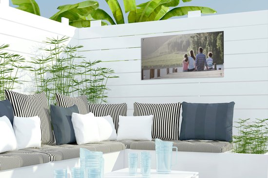 Une famille assise sur un échafaudage affiche de jardin 60x30 cm - petit - Toile de jardin / Toile d'extérieur / Peintures d'extérieur (décoration de jardin)