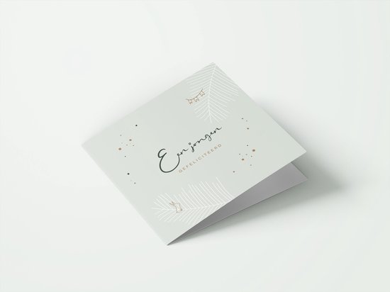 Lichtgrijze kaart met takjes en de tekst 'Een jongen gefeliciteerd'.