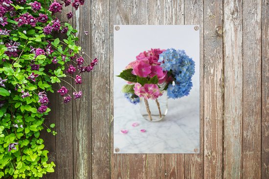 Bouquet d'hortensias fraîchement coupés dans un vase affiche de jardin toile en vrac 60x90 cm - Toile de jardin / Toile d'extérieur / Peintures pour l'extérieur (décoration de jardin)