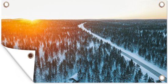 Tuinposter Besneeuwd bos met een weg in Finland - 60x30 cm - Tuindoek - Buitenposter