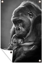 Tuinposter - Tuindoek - Tuinposters buiten - Zwart-wit afbeelding van een moeder gorilla met haar pasgeboren baby - 80x120 cm - Tuin