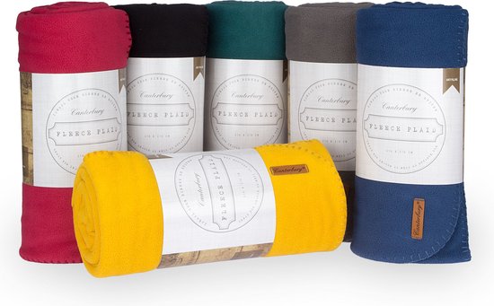 Opgerolde plaids in rood, zwart, groen, grijs, blauw en geel.