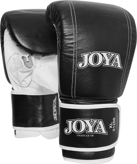 Zwarte bokshandschoenen van Joya met witte stiksels en logo. De klittenbandsluiting is voorzien van het "JOYA FIGHT GEAR" logo en de maat "XL 01200".