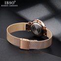 Draai van een rosé gouden horloge met milanees bandje, tonend de achterkant van de kast met merklogo.